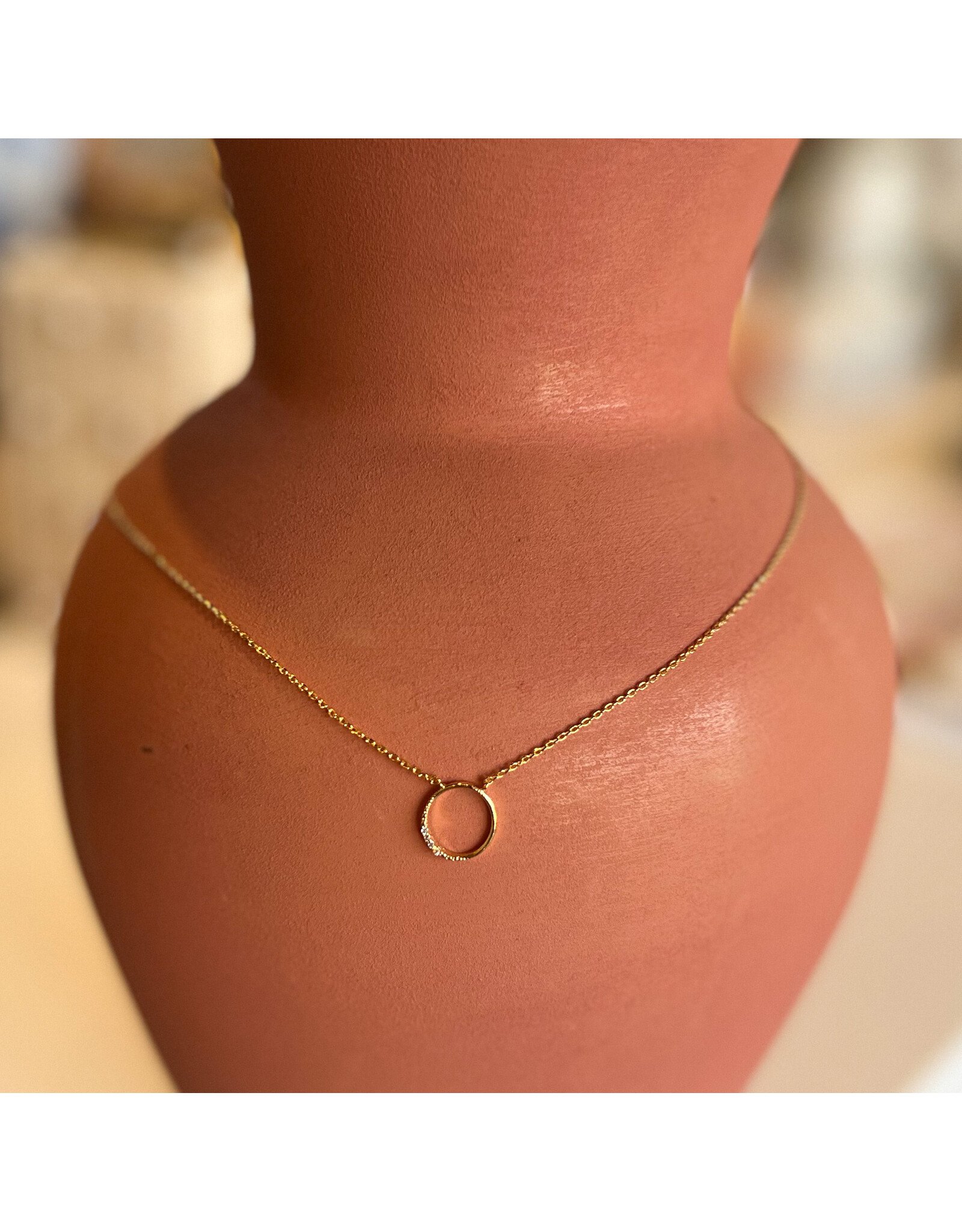 EZIO CIRCLE PENDANT NECKLACE