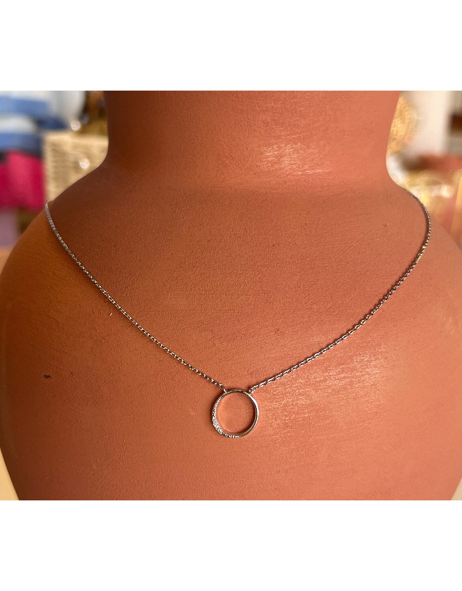 EZIO CIRCLE PENDANT NECKLACE