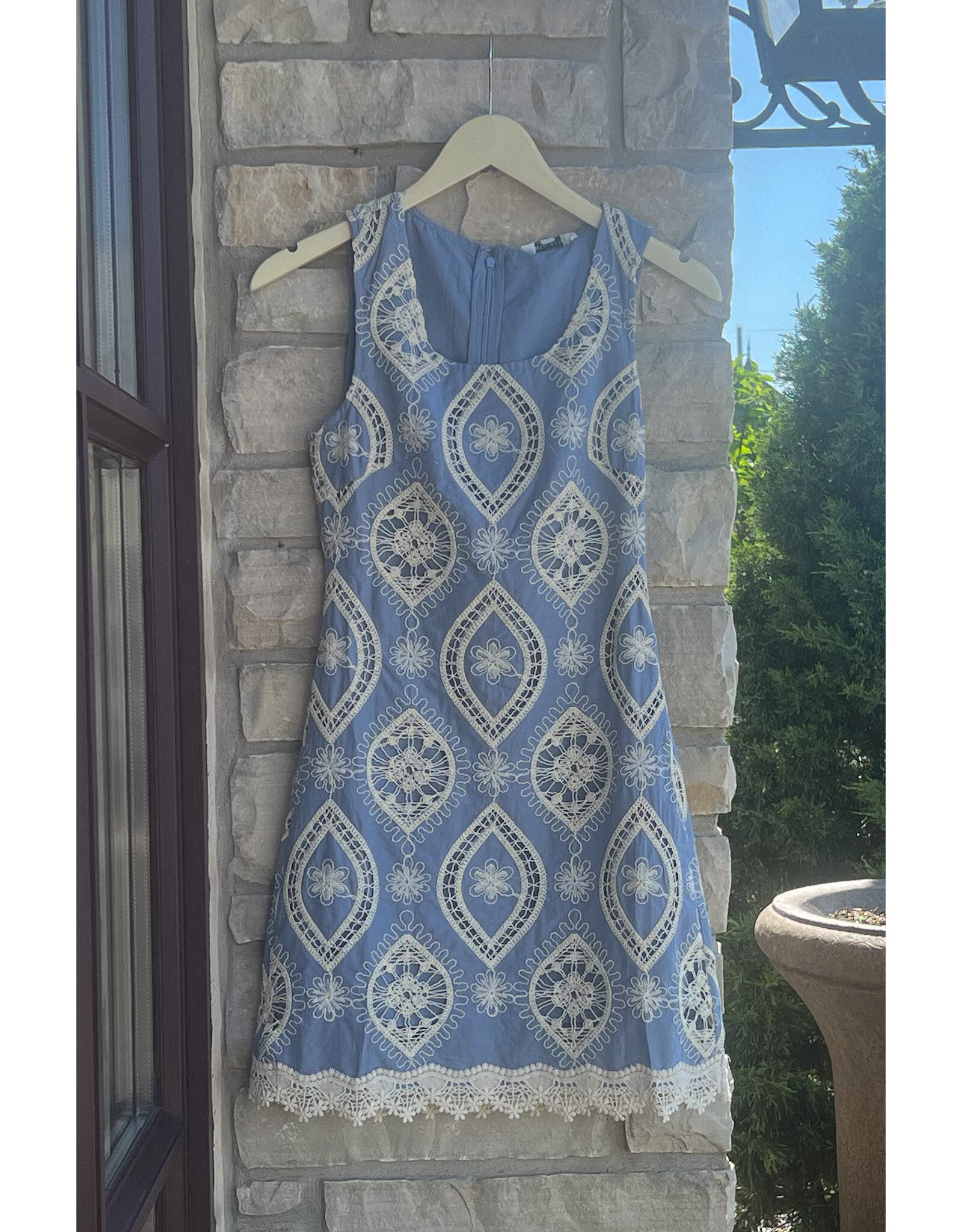 ZOE AND CLAIRE EILEITHA EMBROIDERED SHORT SHIFT DRESS