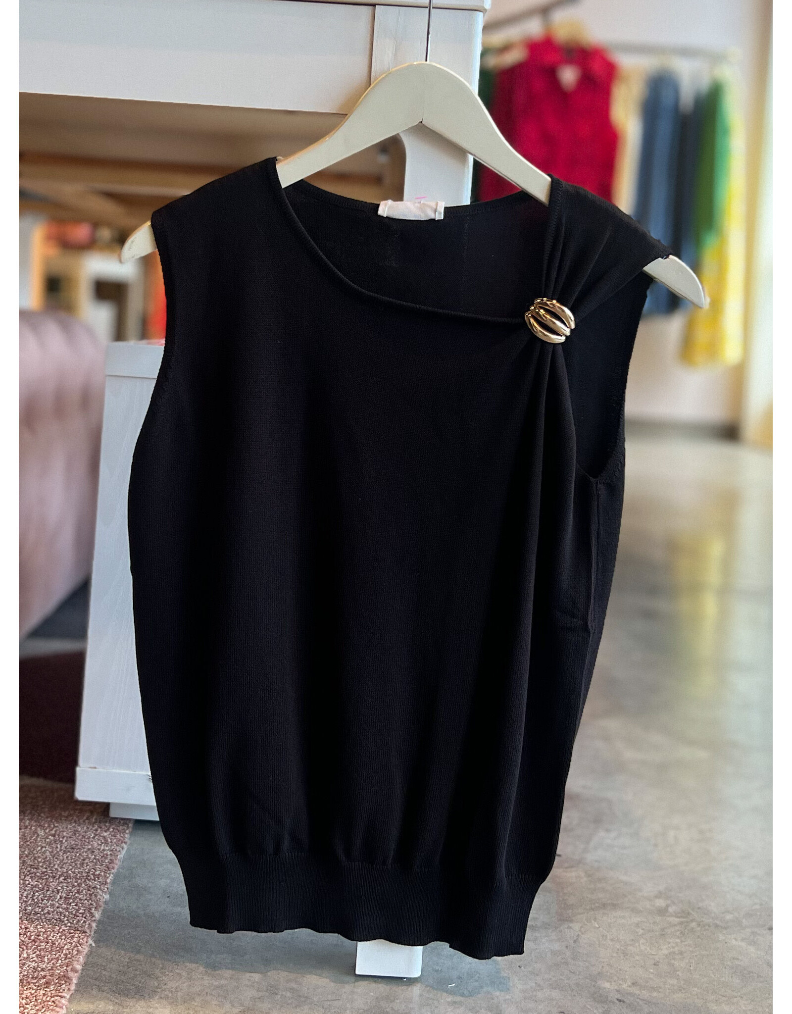 ACCALIA ASYMMETRICAL SLVLESS TOP