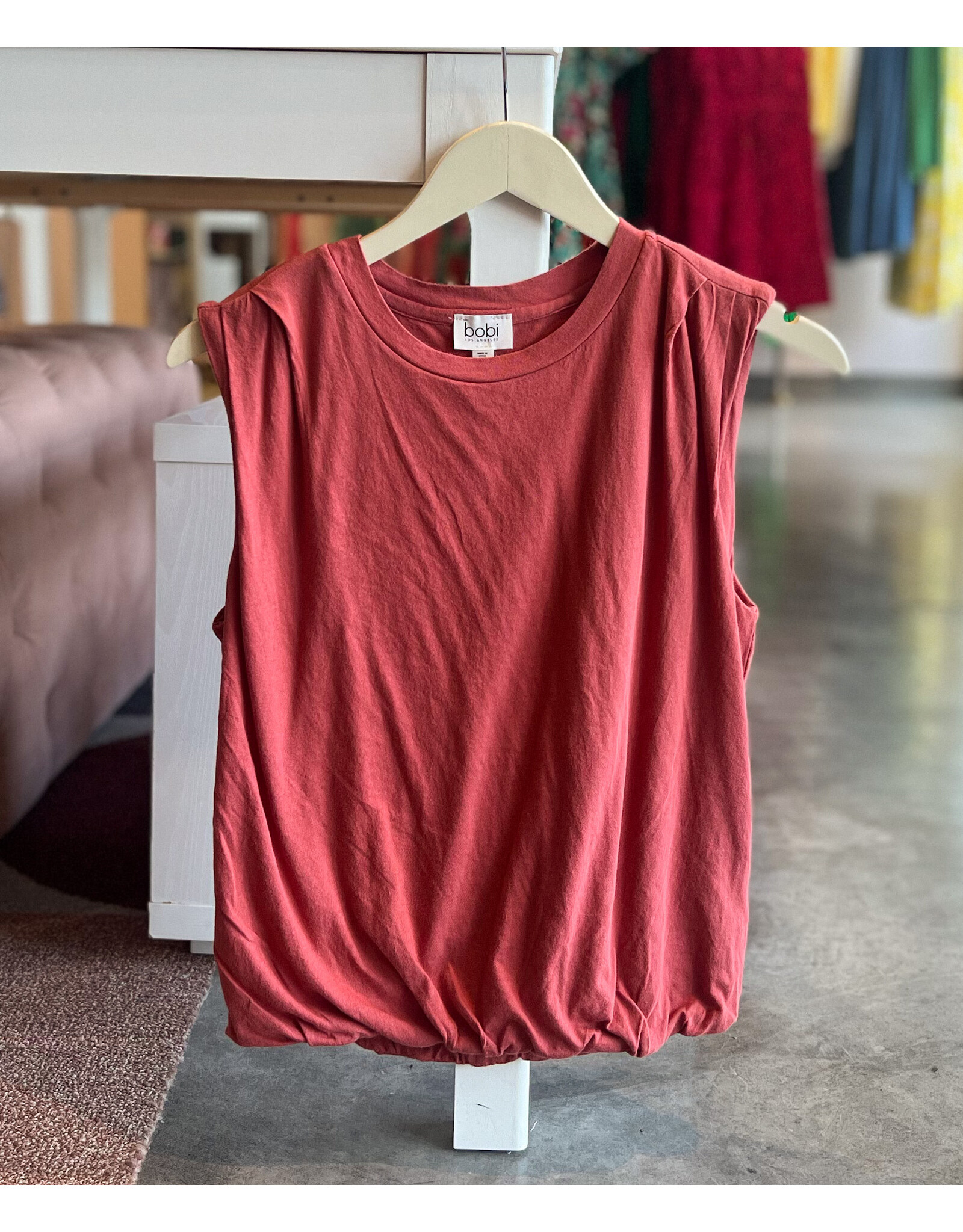 EFFRAT SLVLESS BUBBLE HEM TEE