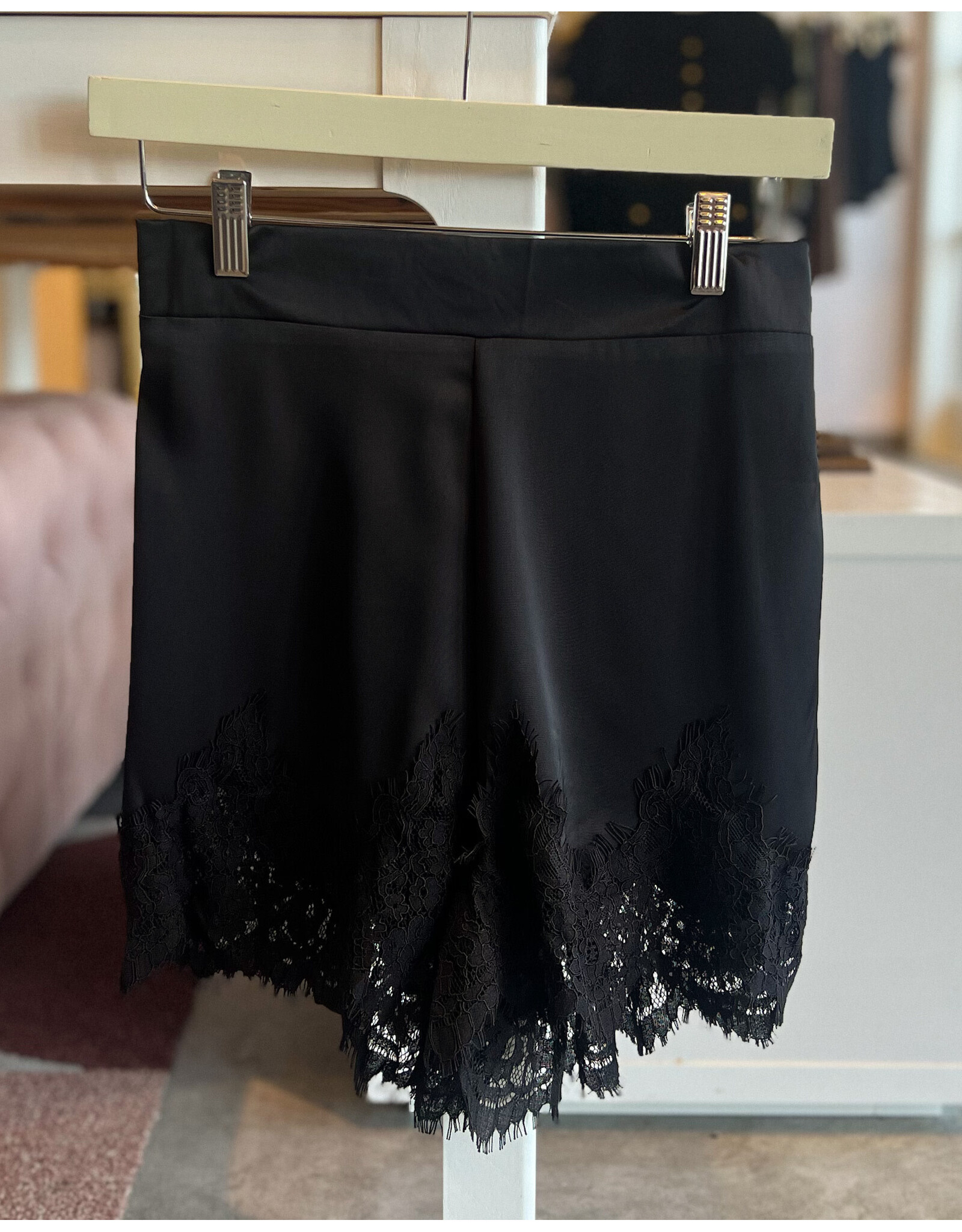 ALAZNE SATIN SHORT WITH LACE TRIM