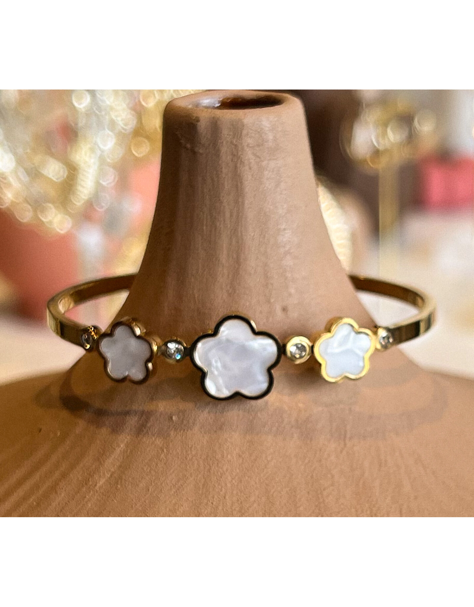 BODIE MOP FLOWER BANGLE