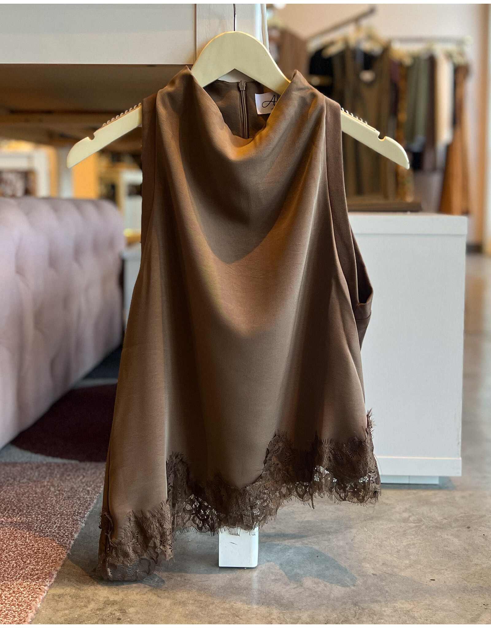 DINO ASYMETRICAL LACE HEM TOP