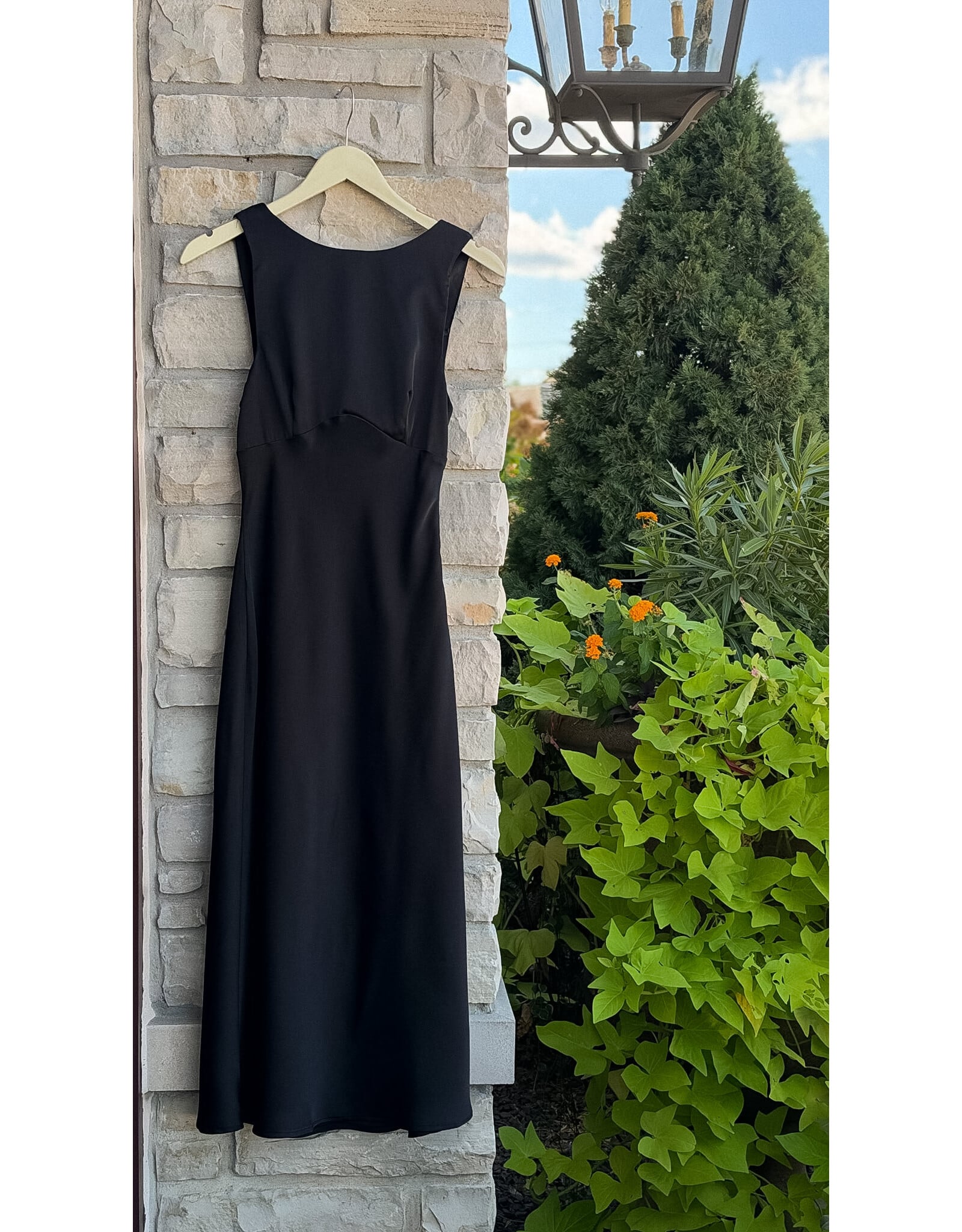 NUIN SLEEVELESS SATIN DRESS