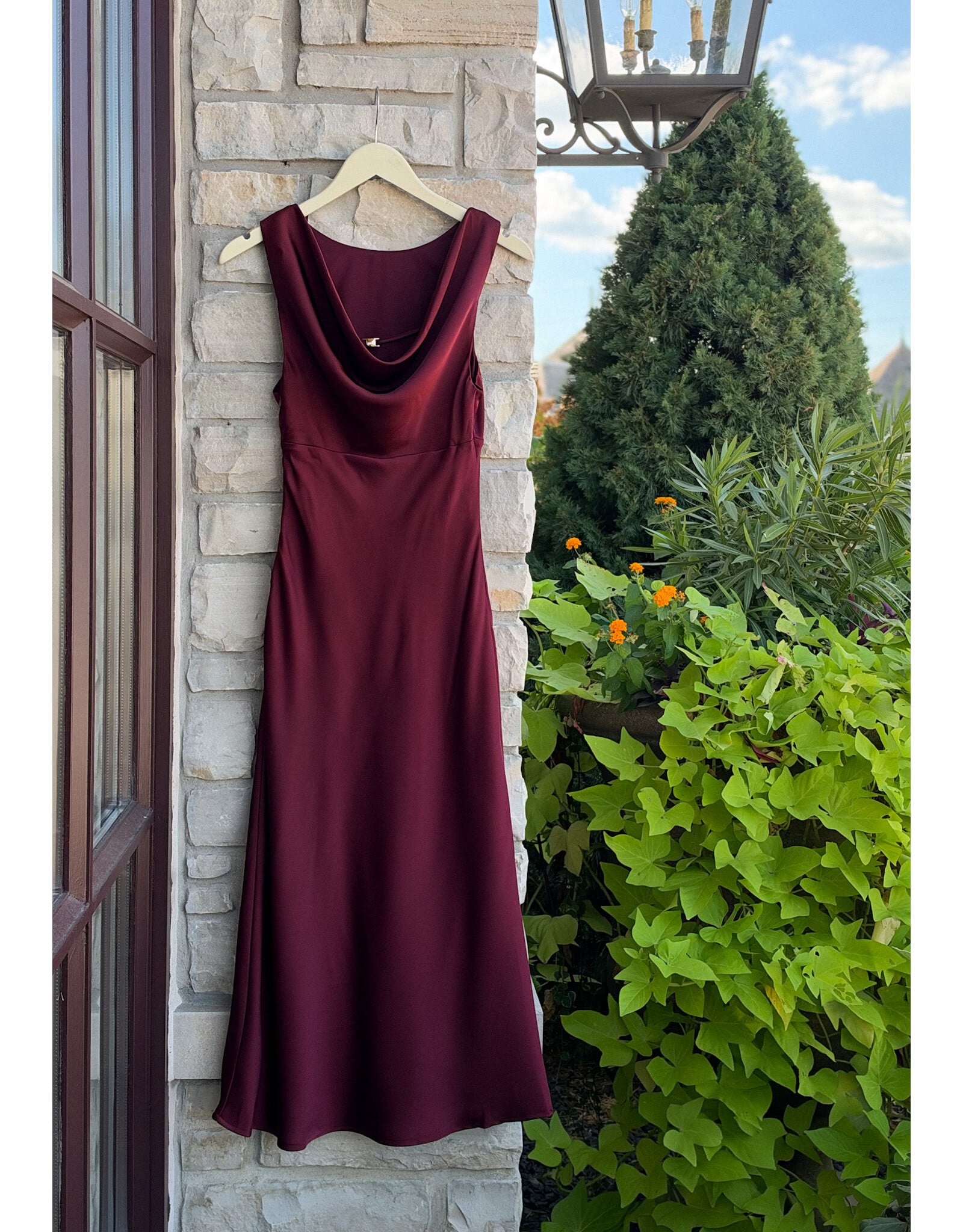 NUIN SLEEVELESS SATIN DRESS