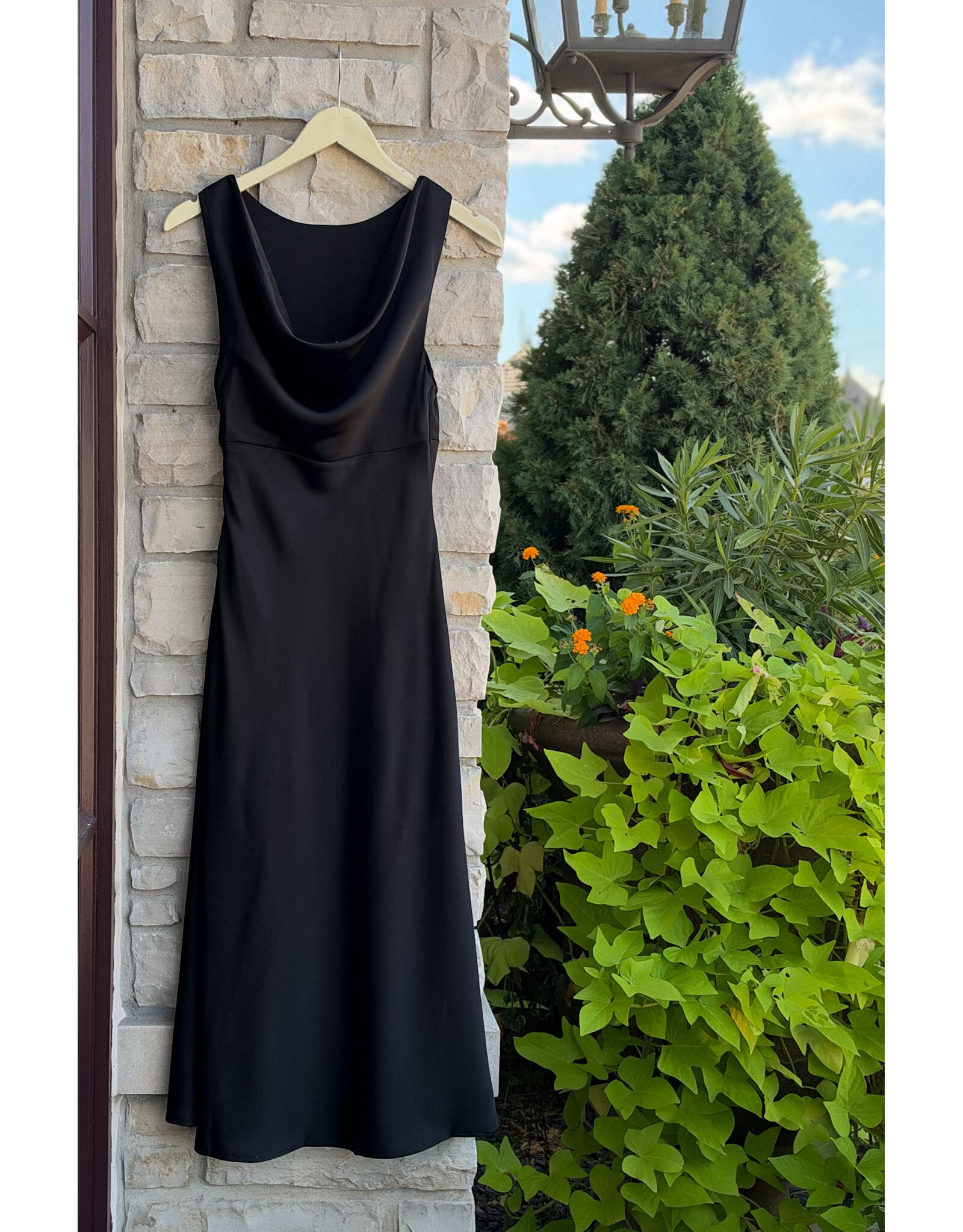 NUIN SLEEVELESS SATIN DRESS