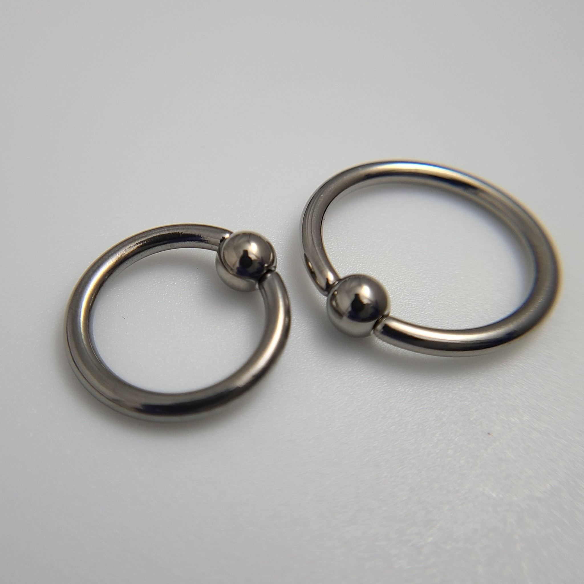 Captive Bead Ring in Niobium-5