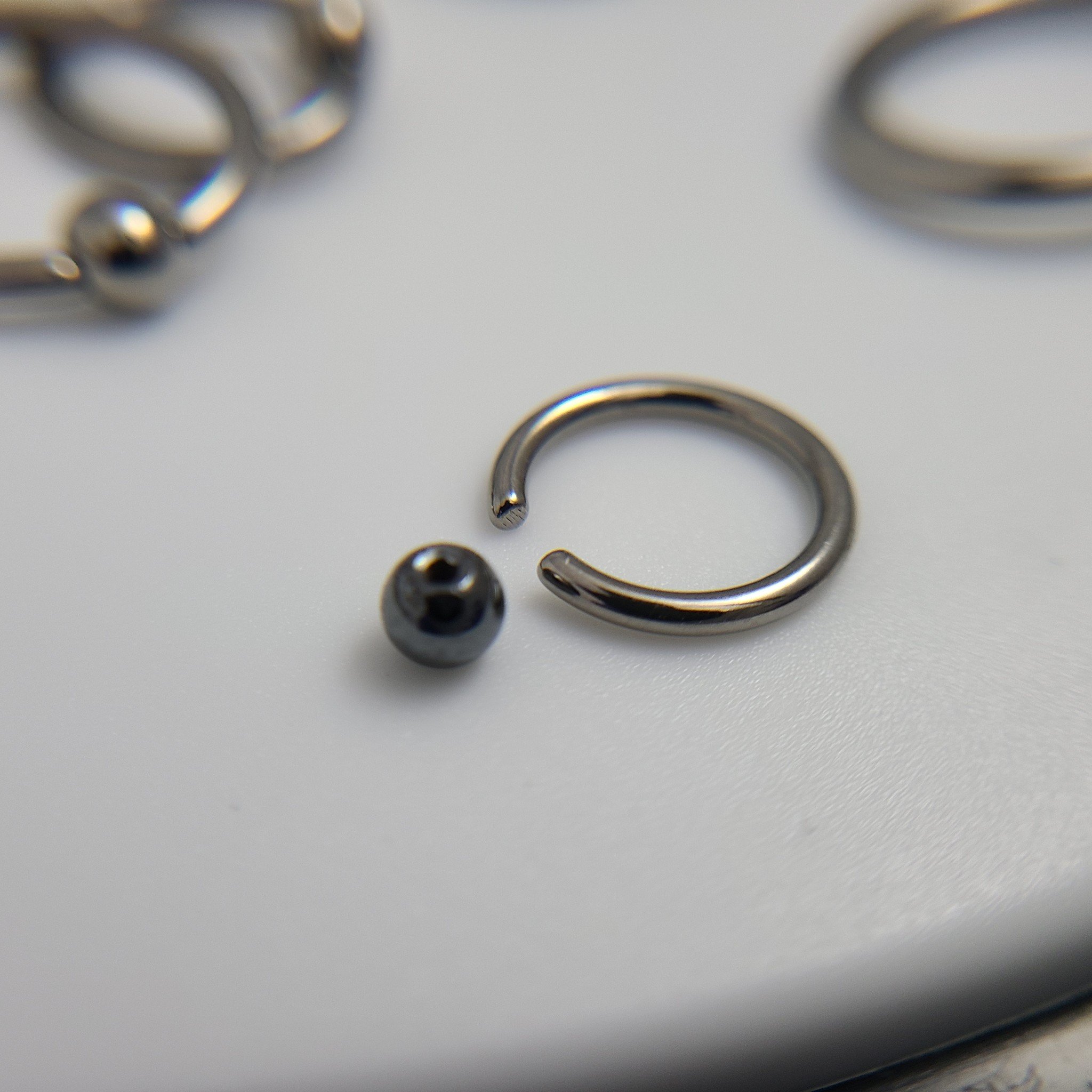 Captive Bead Ring in Niobium-10