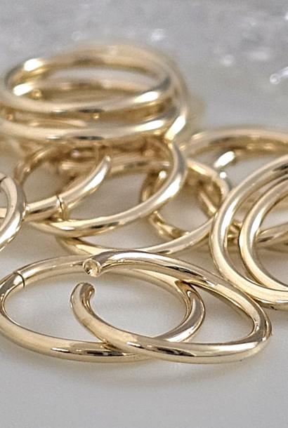 Shiny Seam Ring in Solid 14k Gold