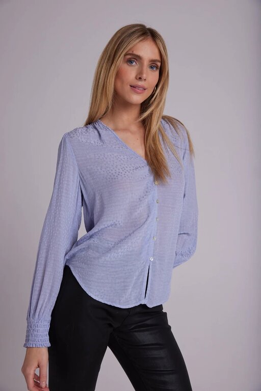 BELLA DAHL  SMOCKED CUFF BUTTON DOWN IN ICY PERI