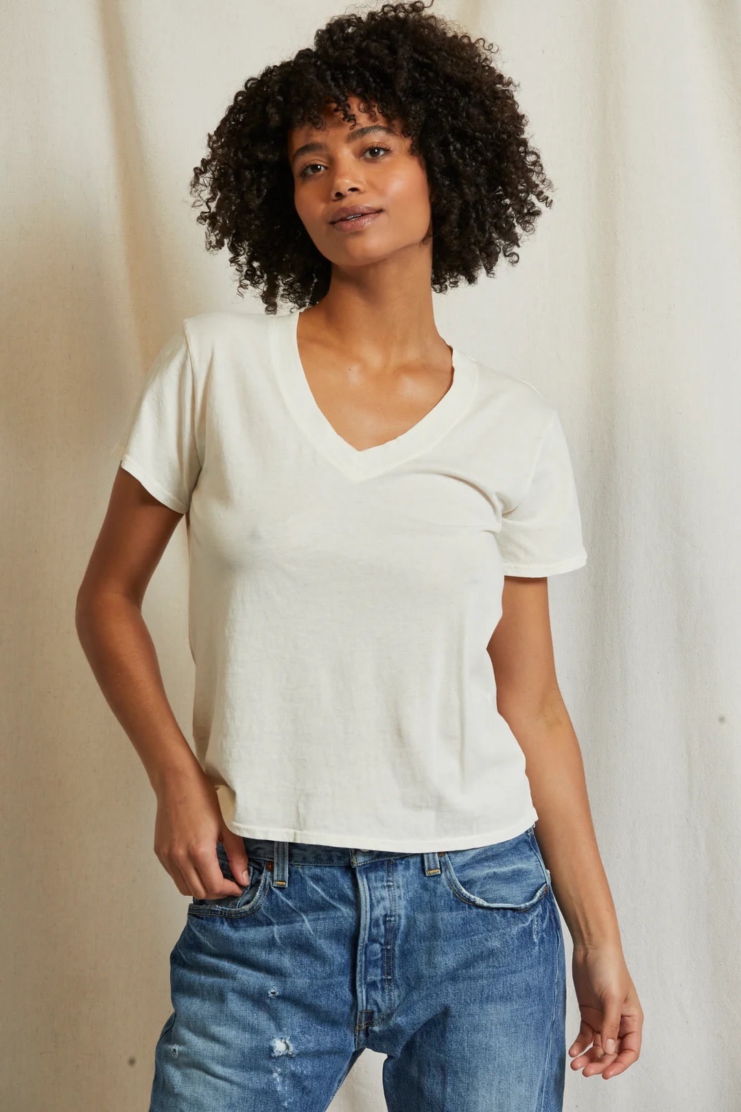 PERFECT WHITE TEE HENDRIX COTTON SHORT SLEEVE BOXY V NECK BRIGHT IVORY Leaf Petal Cassis