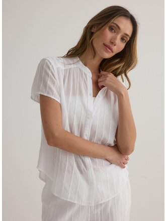 BELLA DAHL SHORT SLEEVE SHIRRED TOP IN WHITE