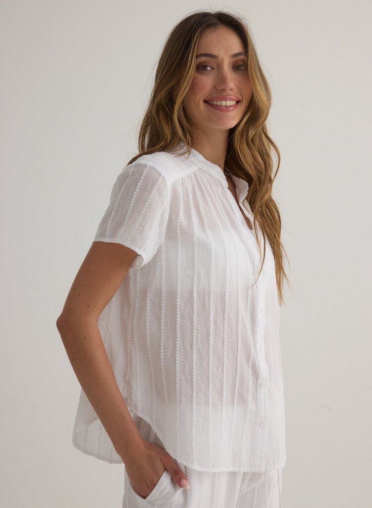 BELLA DAHL SHORT SLEEVE SHIRRED TOP IN WHITE