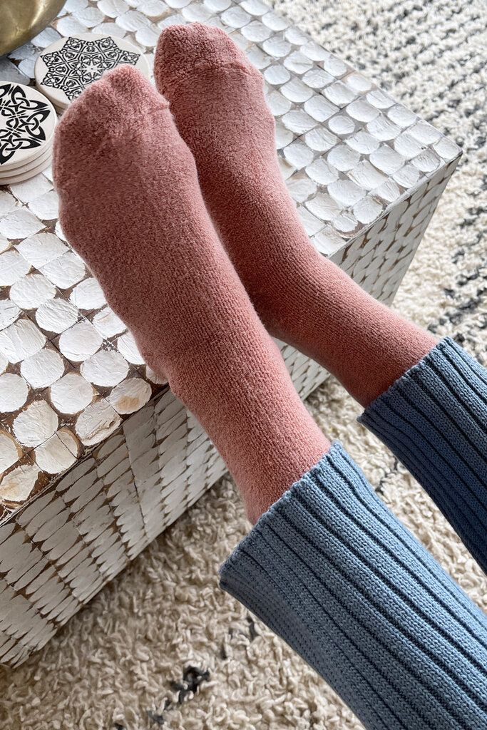 LE BON SHOPPE CLOUD SOCKS IN WHITE AND MULBERRY