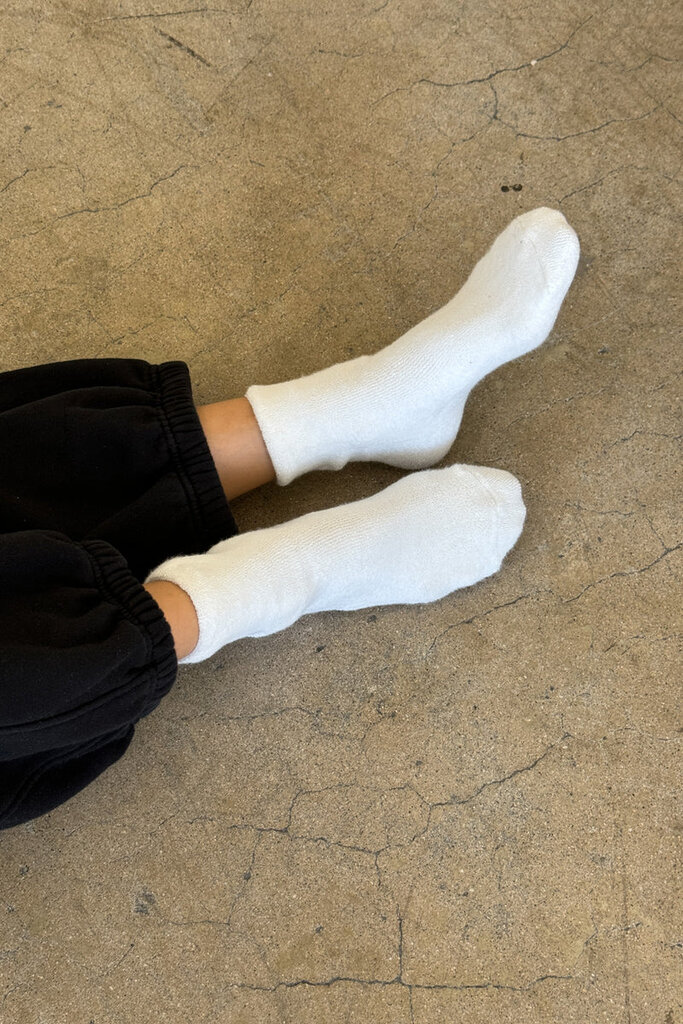 LE BON SHOPPE CLOUD SOCKS IN WHITE AND MULBERRY