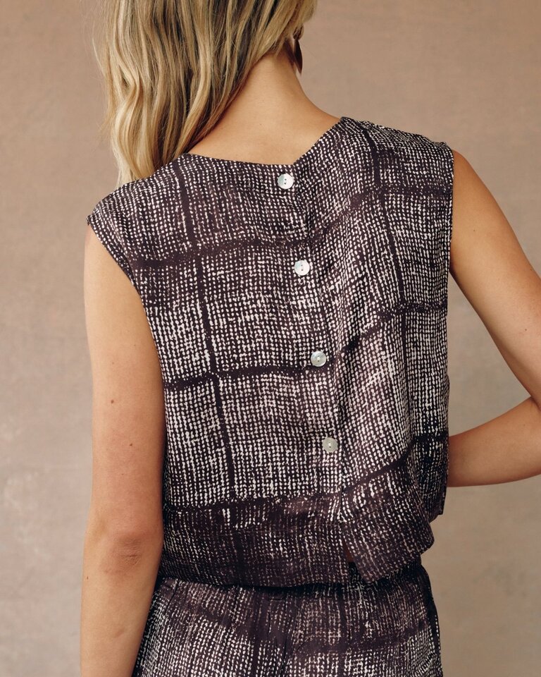 BELLA DAHL BOXY BUTTON BACK TOP IN ASILAH TEXTURED PRINT
