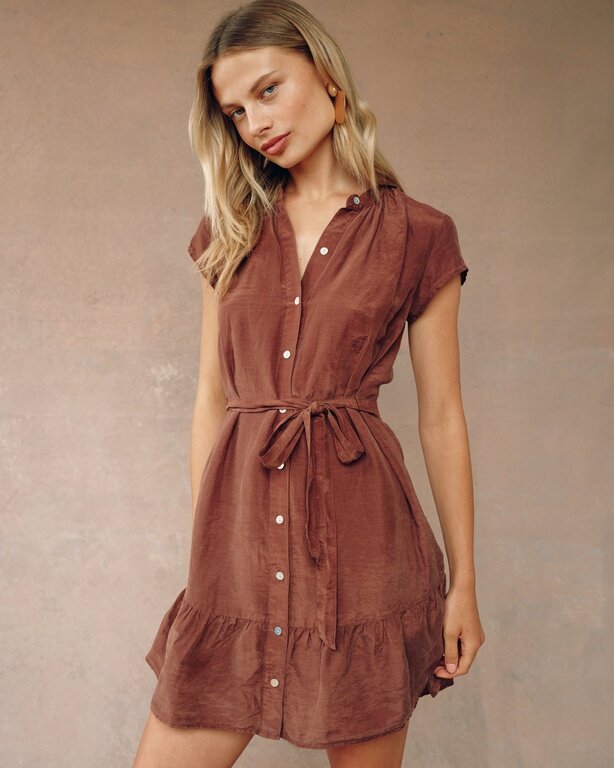 BELLA DAHL CAP SLEEVE RUFFLE HEM SHIRT DRESS IN CASABLANCA BROWN