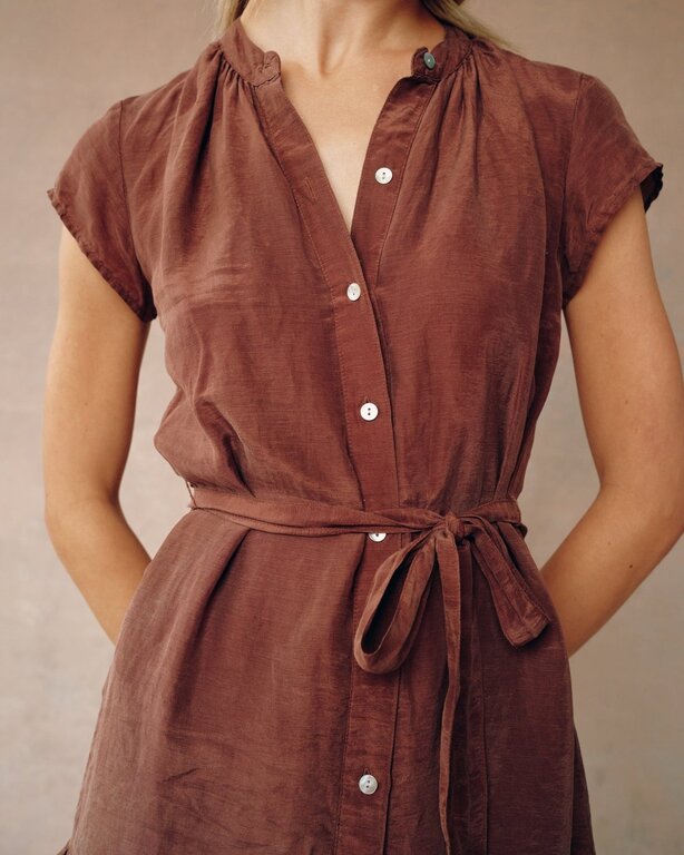 BELLA DAHL CAP SLEEVE RUFFLE HEM SHIRT DRESS IN CASABLANCA BROWN