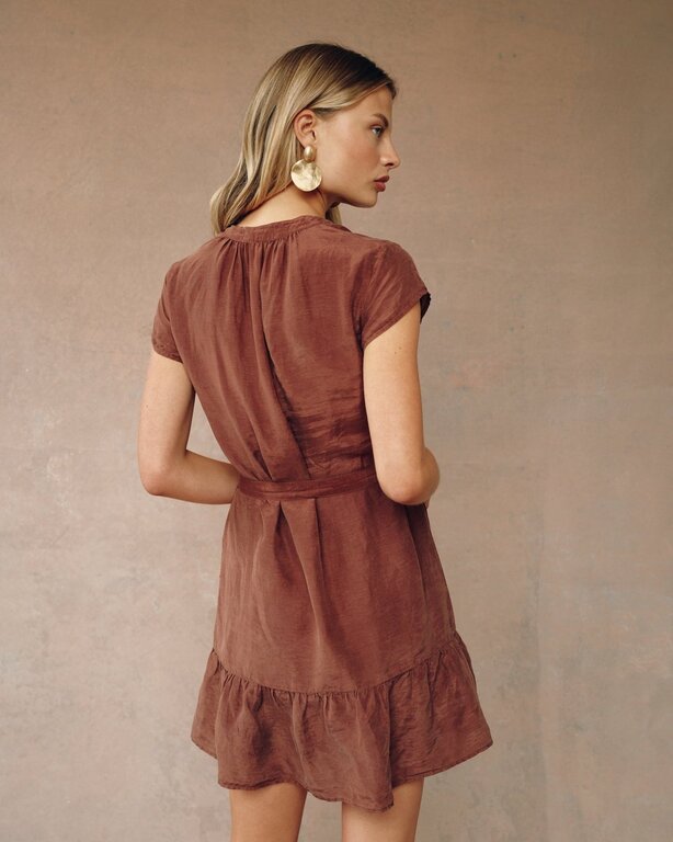 BELLA DAHL CAP SLEEVE RUFFLE HEM SHIRT DRESS IN CASABLANCA BROWN