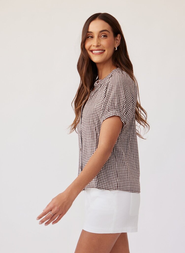 BELLA DAHL BELLA DAHL SHORT SLEEVE RAGLAN SHIRT IN BROWN MICRO GINGHAM
