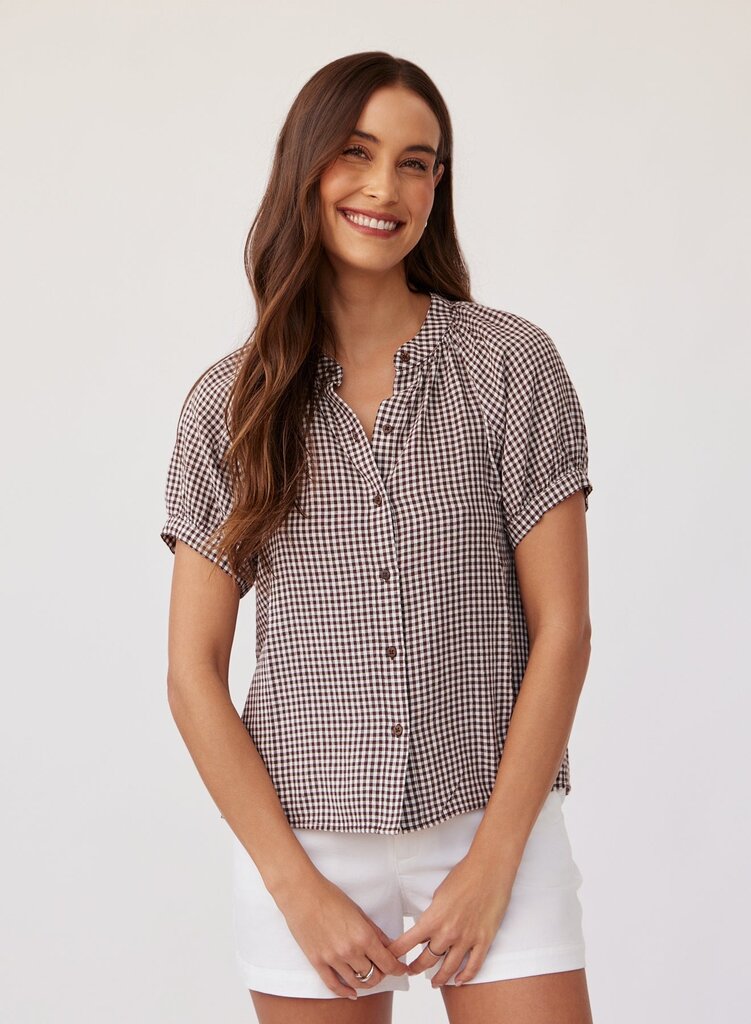 BELLA DAHL BELLA DAHL SHORT SLEEVE RAGLAN SHIRT IN BROWN MICRO GINGHAM