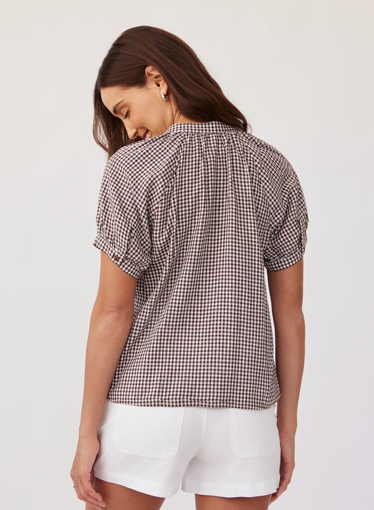 BELLA DAHL BELLA DAHL SHORT SLEEVE RAGLAN SHIRT IN BROWN MICRO GINGHAM