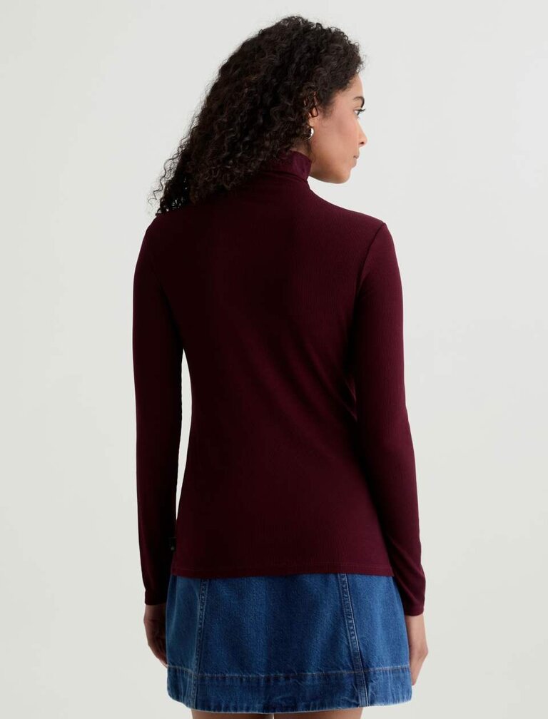AG CHELS TURTLENECK IN WINERY