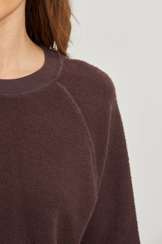 PERFECT WHITE TEE ZIGGY INSIDE OUT FLEECE SWEATSHIRT IN COCOA