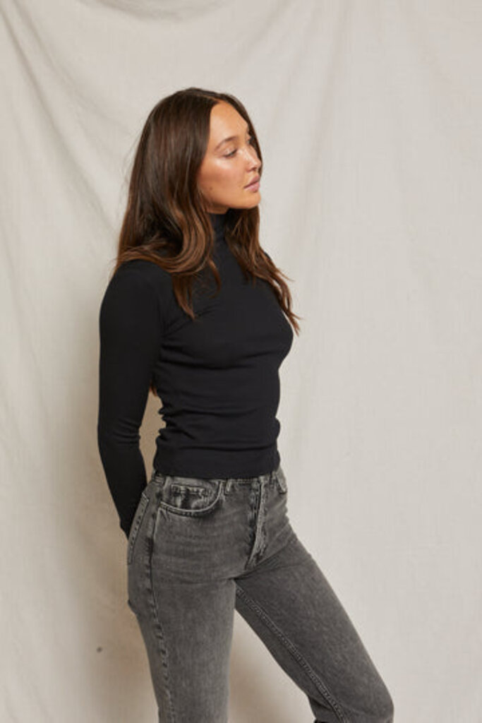 PERFECT WHITE TEE HAYDEN LUXE RIB TURTLENECK IN TRUE BLACK