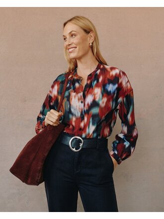 BELLA DAHL MANDARIN COLLAR BUTTON DOWN IN BLURRED FLORAL PRINT