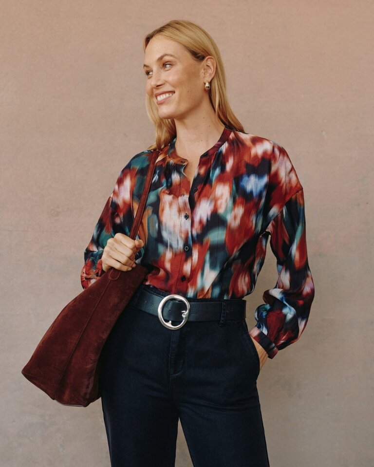 BELLA DAHL MANDARIN COLLAR BUTTON DOWN IN BLURRED FLORAL PRINT