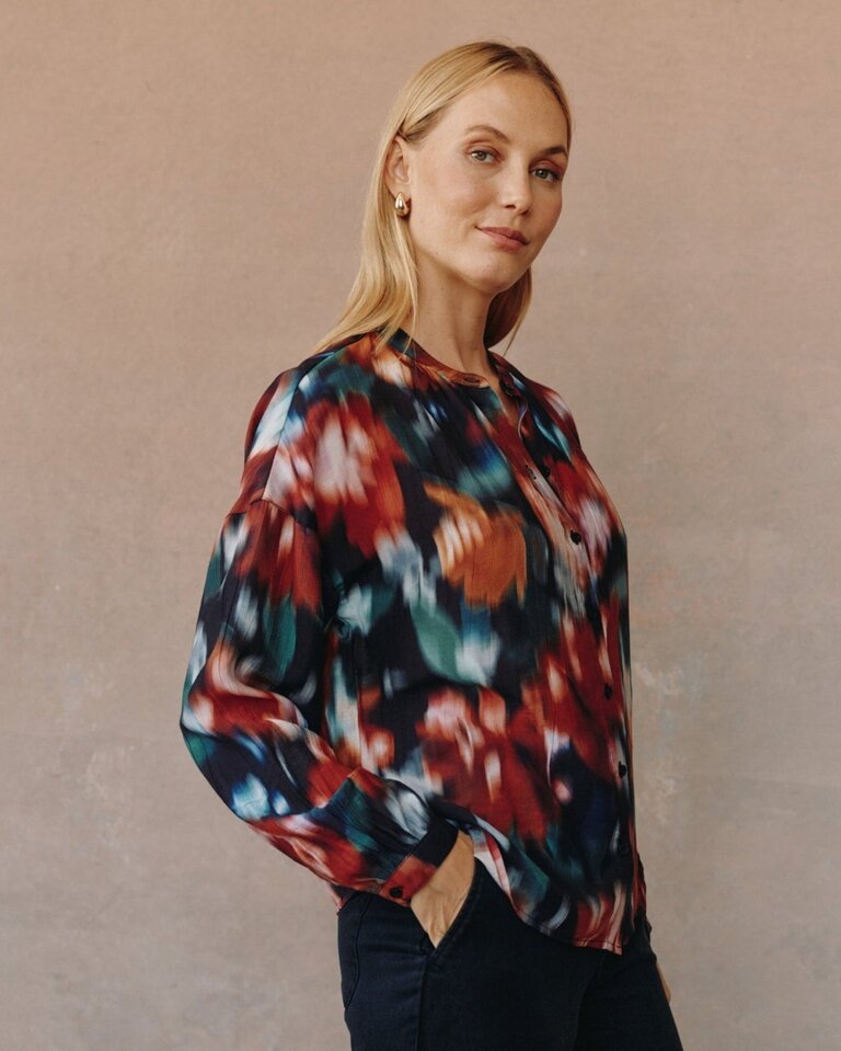 BELLA DAHL MANDARIN COLLAR BUTTON DOWN IN BLURRED FLORAL PRINT