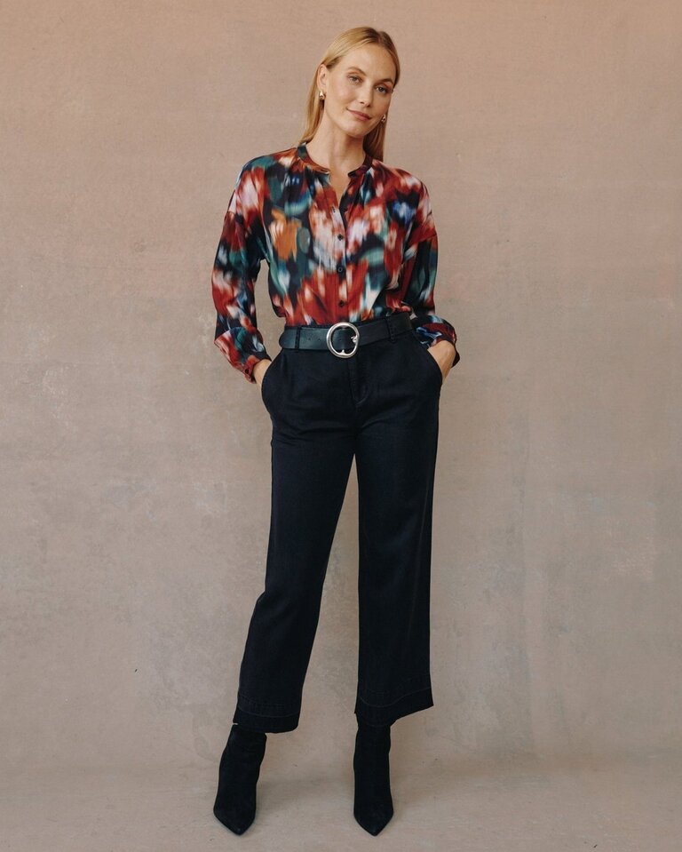 BELLA DAHL MANDARIN COLLAR BUTTON DOWN IN BLURRED FLORAL PRINT