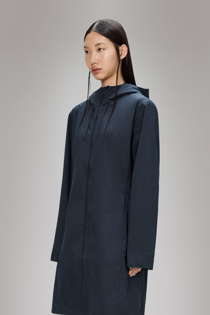 RAINS RAINS SUVA HARDSHELL LONG W JACKET IN NAVY