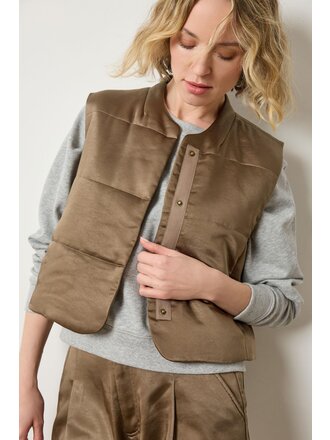 LILLA P SATIN QUILTED VEST IN PARSLEY