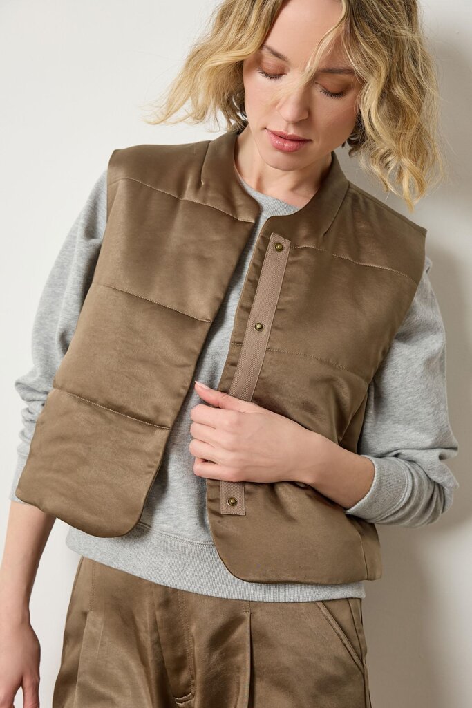 LILLA P SATIN QUILTED VEST IN PARSLEY