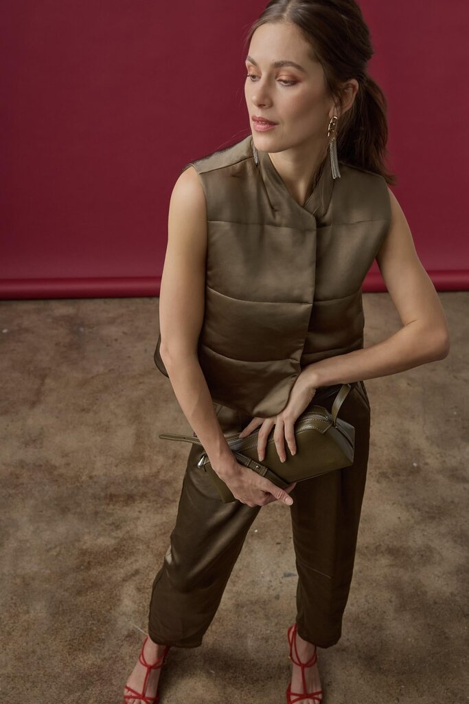 LILLA P SATIN QUILTED VEST IN PARSLEY