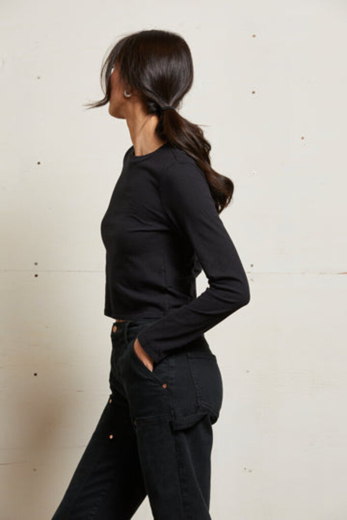 PERFECT WHITE TEE JAMIE COTTON LONG SLEEVE CREW IN TRUE BLACK