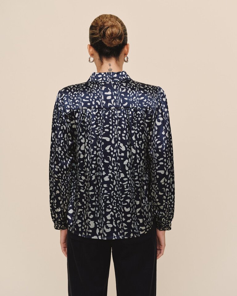 BELLA DAHL L/S SHIRRED SHOULDER BUTTON DOWN IN ARCTIC ANIMAL PRINT