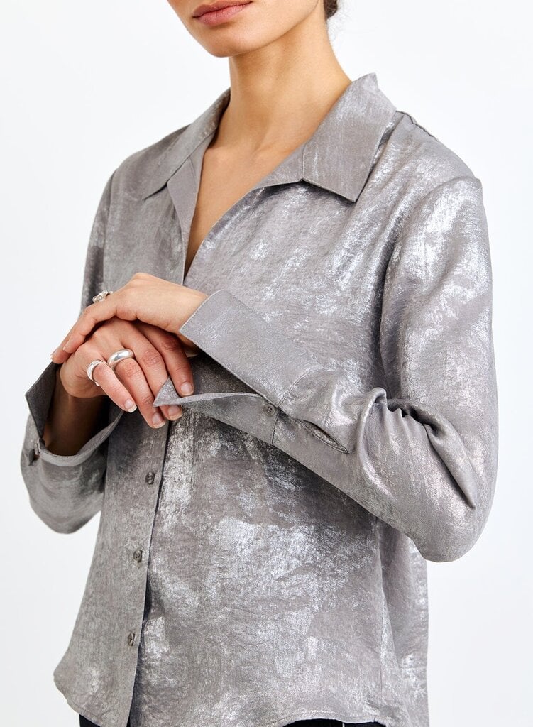 BELLA DAHL FLOWY WIDE COLLAR BUTTON DOWN IN SILVER DISTRESS FOIL
