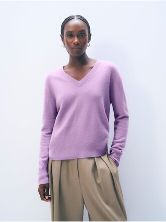 WHITE AND WARREN CASHMERE V-NECK IN SOFT PLUM