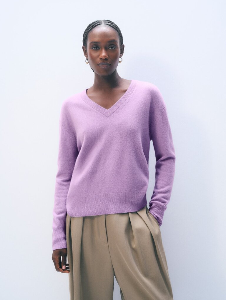 WHITE AND WARREN CASHMERE V-NECK IN SOFT PLUM