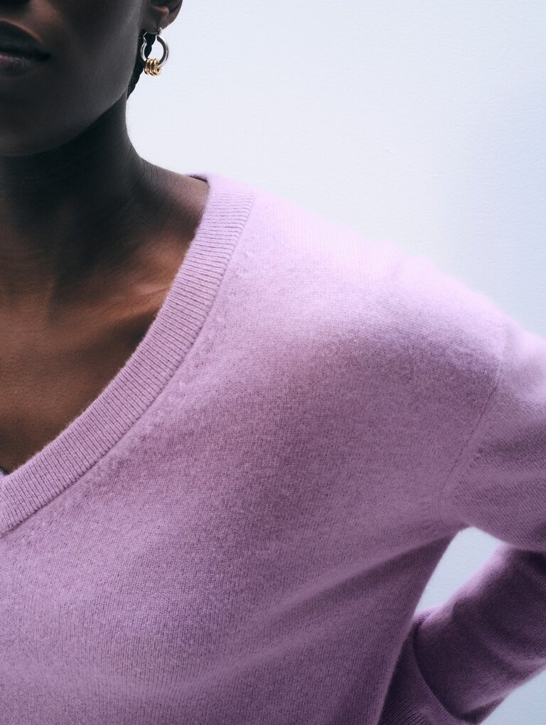 WHITE AND WARREN CASHMERE V-NECK IN SOFT PLUM