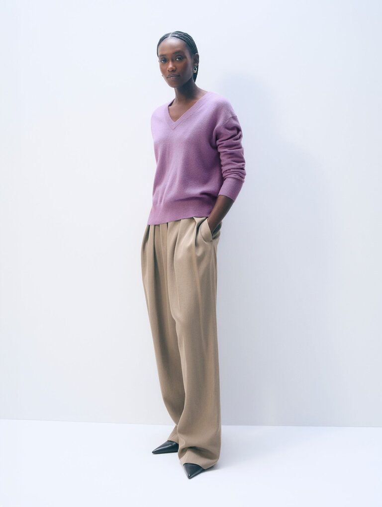 WHITE AND WARREN CASHMERE V-NECK IN SOFT PLUM