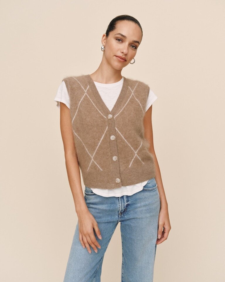 BELLA DAHL ARGYLE VEST IN SPICED CHAI