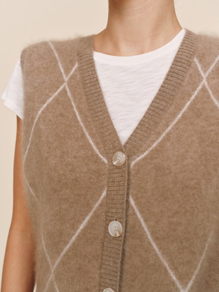 BELLA DAHL ARGYLE VEST IN SPICED CHAI