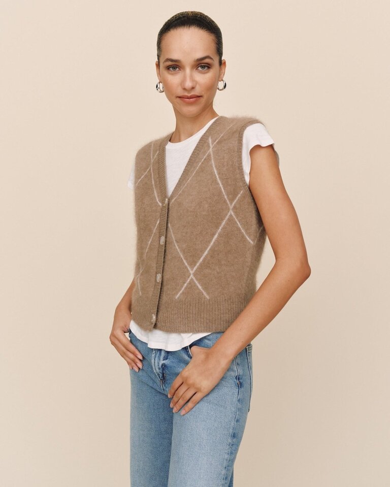 BELLA DAHL ARGYLE VEST IN SPICED CHAI