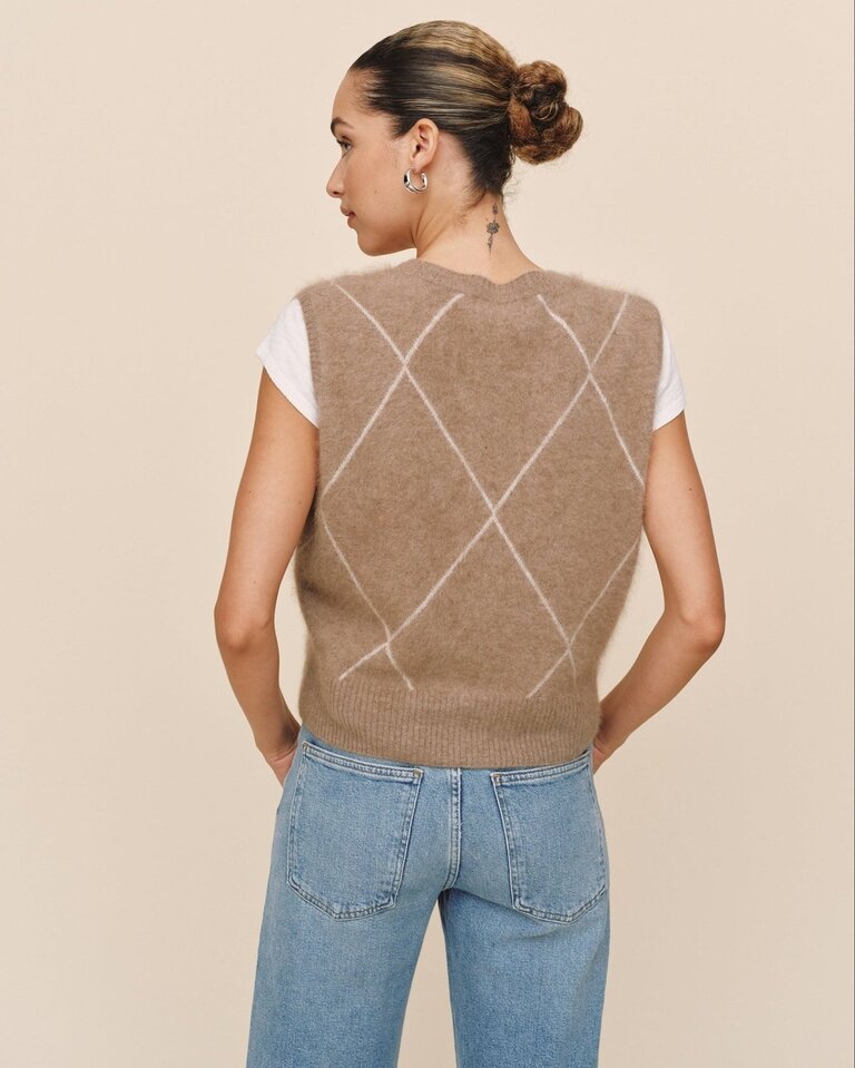 BELLA DAHL ARGYLE VEST IN SPICED CHAI