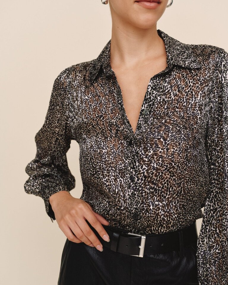 BELLA DAHL 3/4 BISHOP SLEEVE BUTTON UP IN SILVER LEOPARD